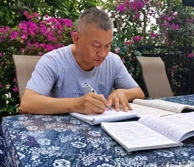 備戰(zhàn)第29次高考,！“釘子戶”梁實：多次落榜，或因前半生用完運氣 調整科目再沖刺