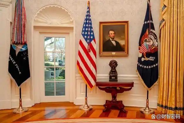 特朗普炫耀黄金椭圆形办公室 奢华改造引发争议