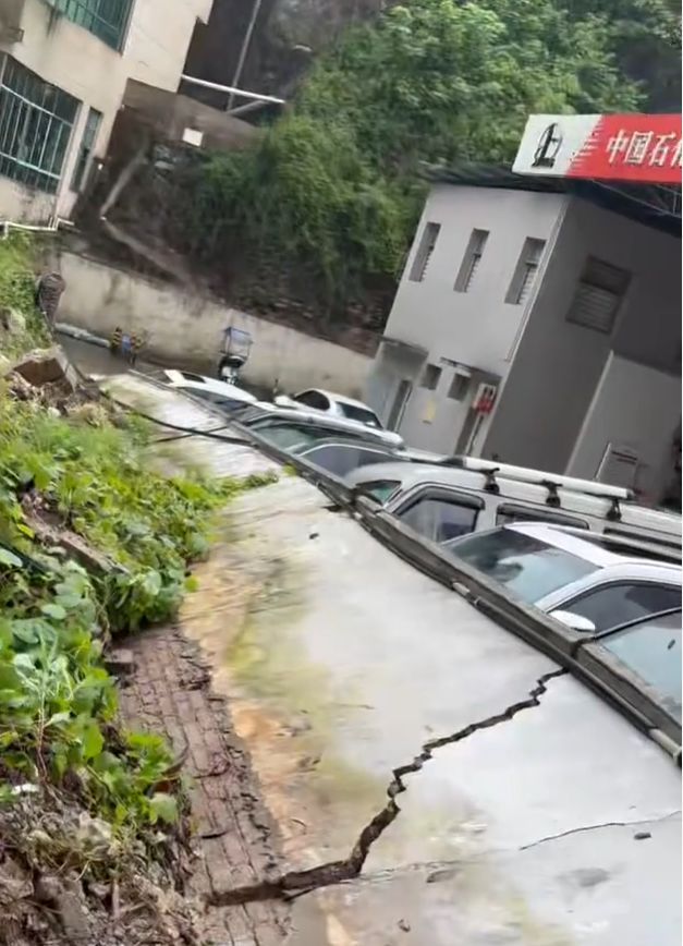 墙体倒塌10辆车被砸车主已申请理赔
