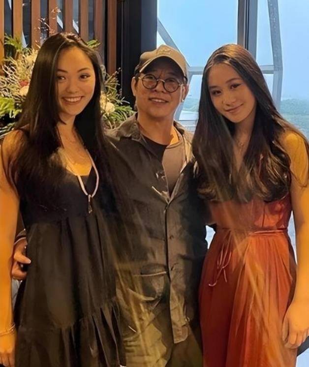 李连杰63岁生日与女儿庆生 拥抱女儿感动落泪！