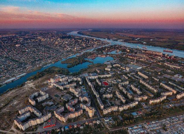 俄军大规模炮轰赫尔松沿岸 夜战火光映战场