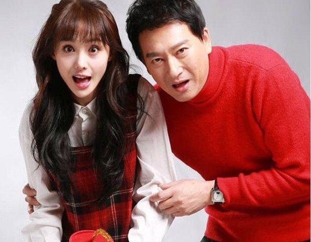 郑爽现身被问是否弃养一言不发 助理试图拍落镜头