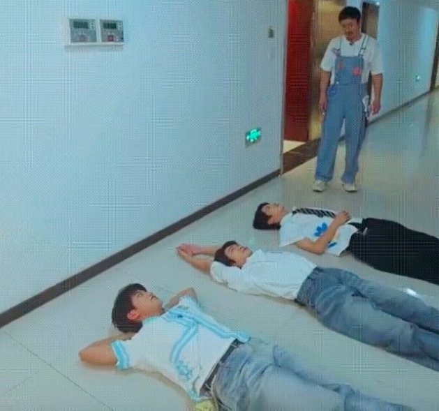 综艺新人躺过道惊呆沈腾黄晓明 年轻人还是脑洞大