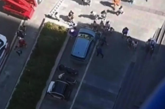 空调装修工被误认为轻生：看到楼下消防气垫，没想到“主角”是自己