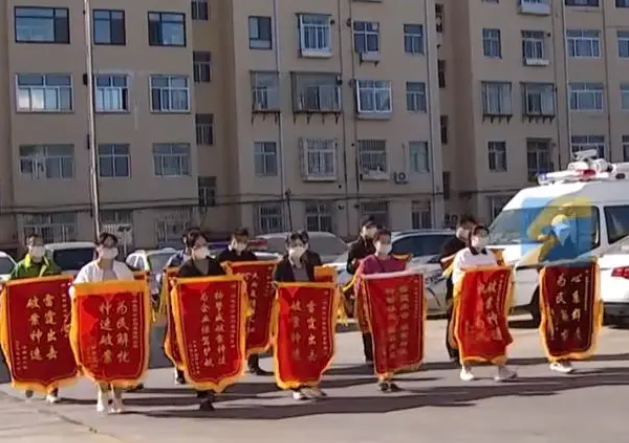 警方退赃现场：有成捆现金大金链子