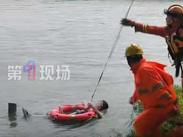 深圳一女子台风天掉落水中，消防、水务火速救人