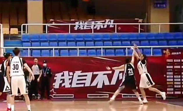 惨烈！江苏女篮队员遭垫脚重伤职业生涯恐报销