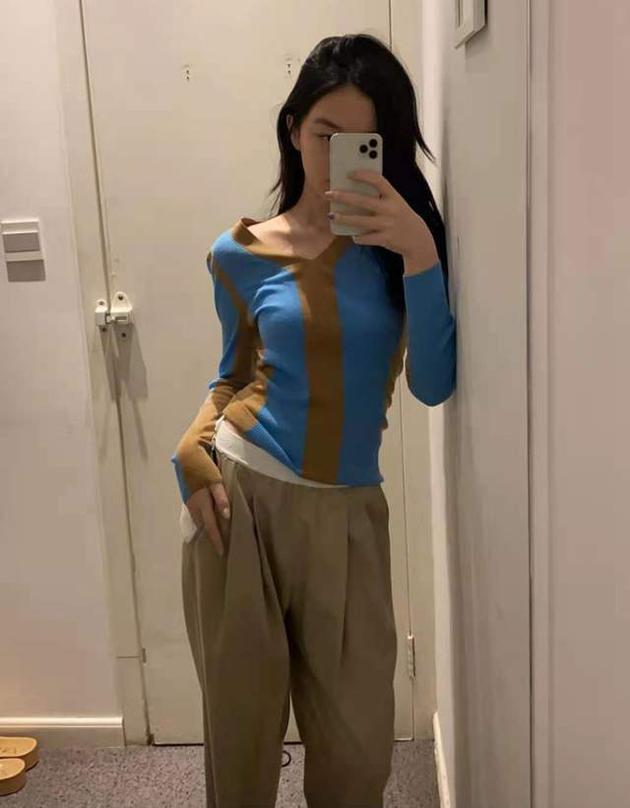 李嫣疑不满与小苹果的聚会照 自制表情包称P太过