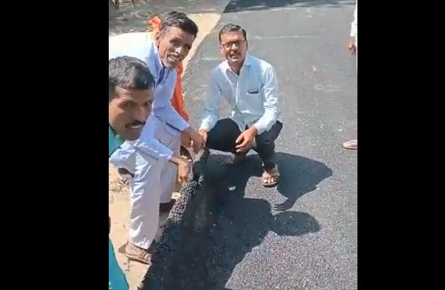 印度村民曝光当地劣质道路工程：布地毯上浇沥青当新路 当地官员则称这是一项“新技术”
