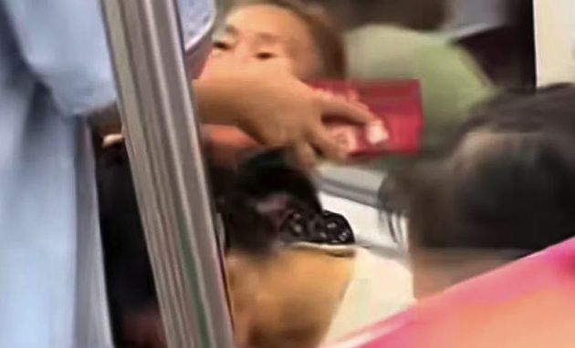 地铁一女孩被大妈狂扇耳光打出血印 乘客爆料：因座位引起的