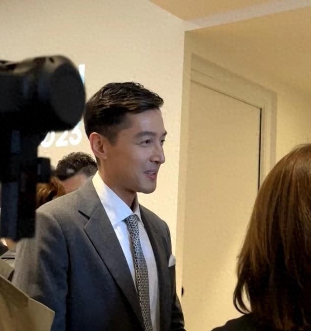 又帅又温柔!胡歌伦敦参加会议被偶遇 身穿灰色西装气质优雅
