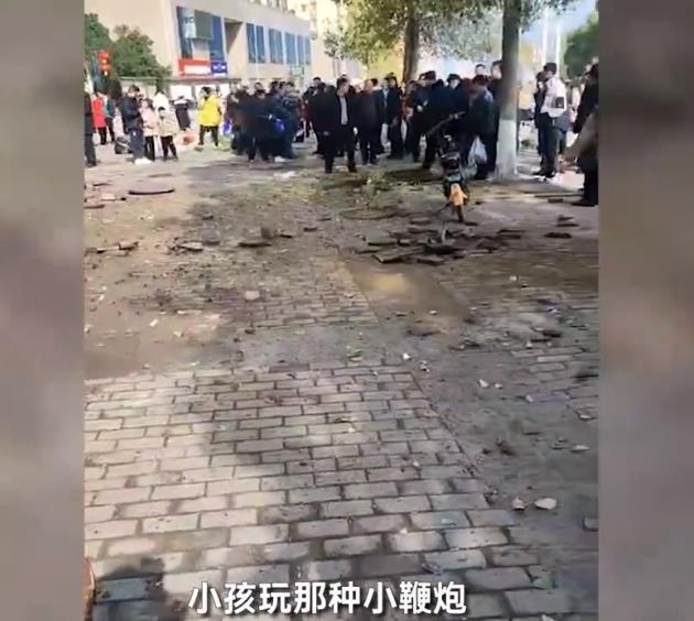 小孩放鞭炮炸飞多个井盖