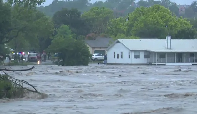 美国得克萨斯州洪水已致13人死亡 约23人失踪