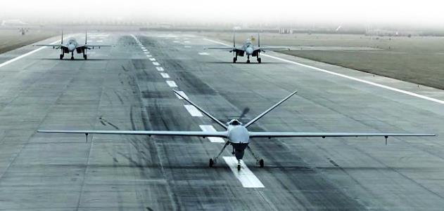 无人机与歼-16战斗机罕见同框，专家：解放军摸索演练协同作战战术