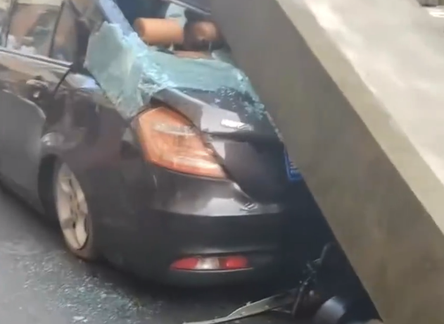 哈尔滨一小区围墙倒塌砸中多辆车 无人伤亡