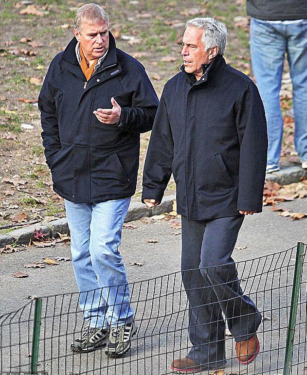 安德鲁在女性身上跪爬被拍 像片激勉关爱