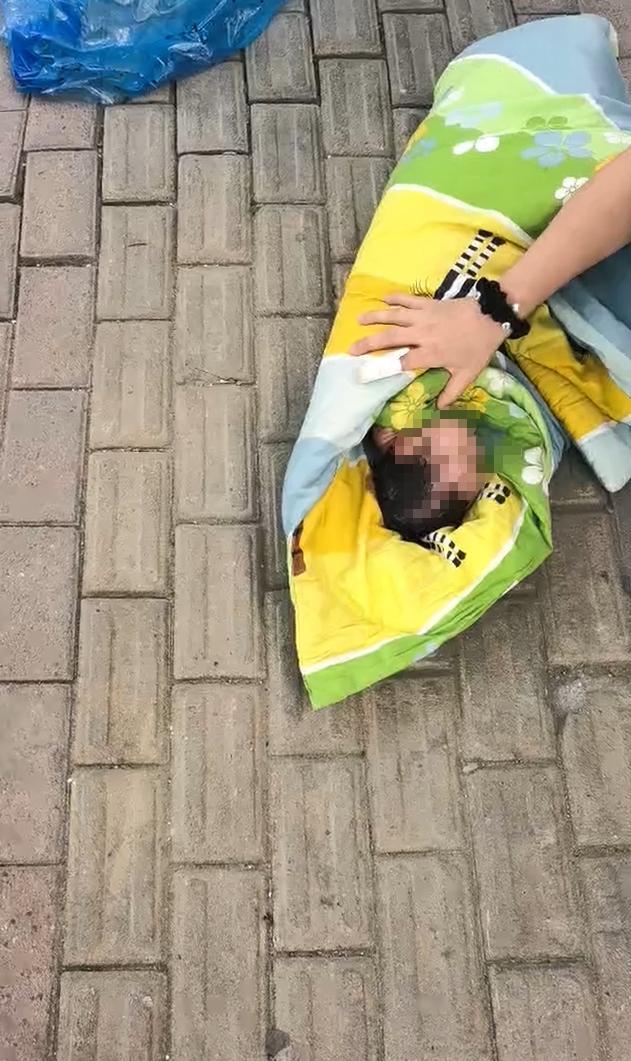 女子在公厕生下女婴后独自离开 事件引发广泛关注