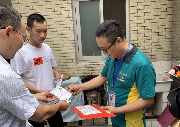 父亲允诺儿子考到哪就在哪买房，看到录取通知书懵了，喝起了闷酒