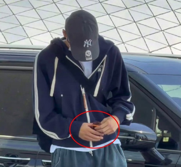 宋银硕机场被拍携带电子烟