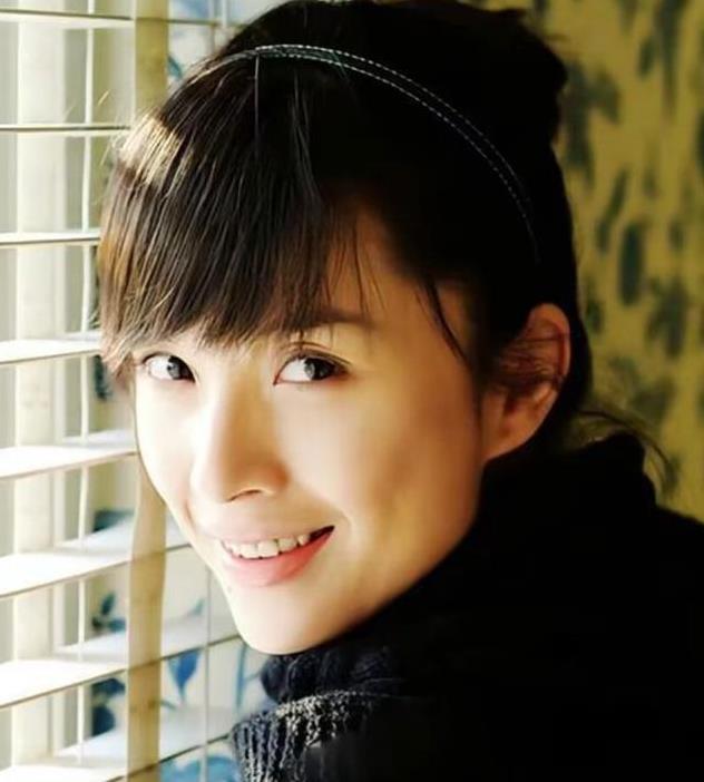 靳东与李佳婚姻15年：从相识到求婚，平凡生活中的真挚爱情！