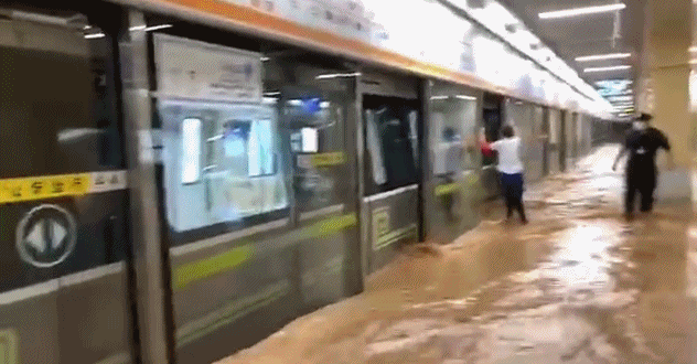 郑州特大暴雨导致地铁站被倒灌 多站点临时关停
