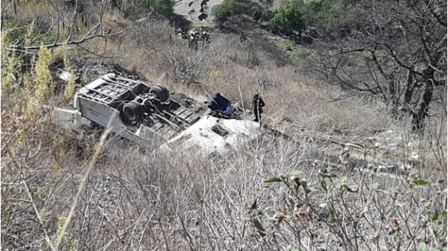 秘鲁一辆矿区大巴从200米高悬崖坠落造成16死2伤