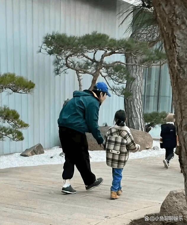 董子健带女儿去游乐场玩，俨然慈祥老父亲的既视感