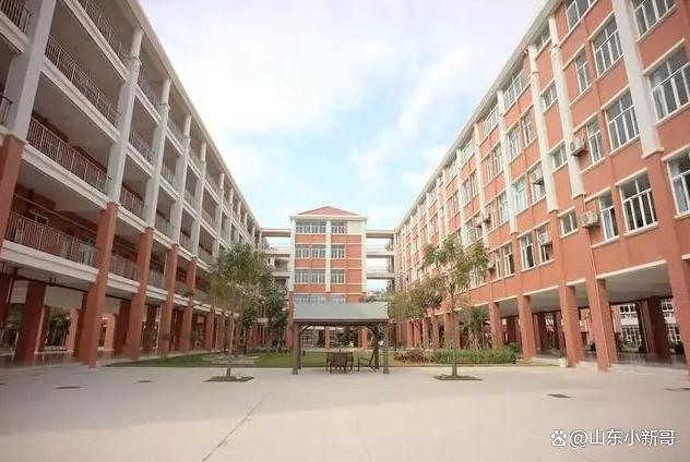 当地回应高中收2700元教辅费遭质疑