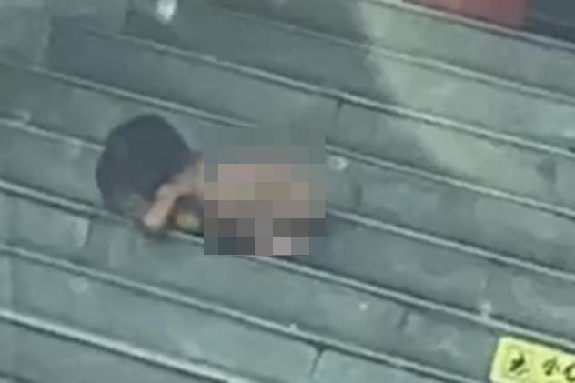 野人小孩父母认为爬行是孩子天性 村民劝说文明带娃
