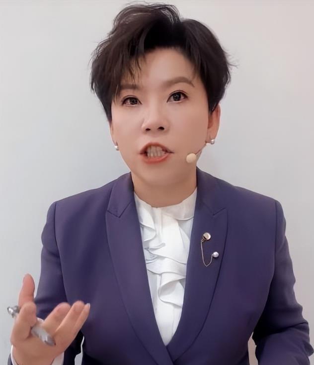 邓亚萍祝贺樊振东夺冠 实力超群