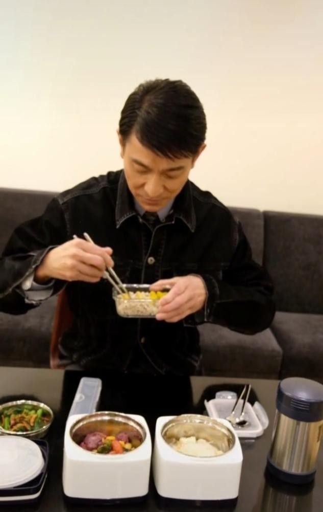 刘德华60岁生日快乐！21天只顾吃睡却未长胖一斤