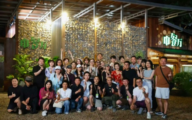 《中餐厅》收工合照 成本季最有纪念意义收官画面