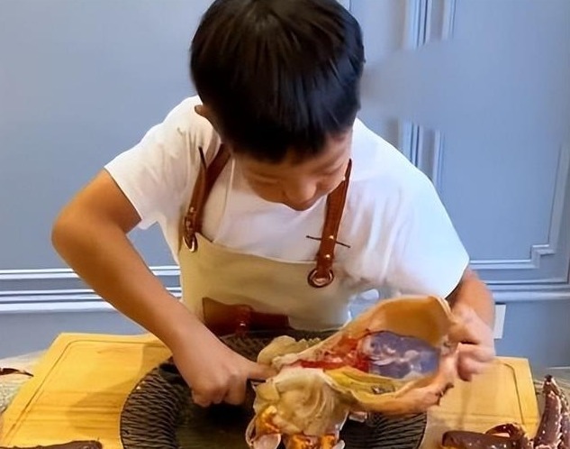 家长回应孩子用千元帝王蟹比赛做饭：日常 没炫富