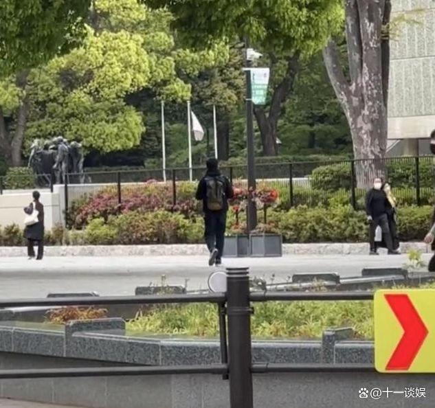 网友在日本偶遇梁朝伟 双肩包背好多年，打扮低调接地气