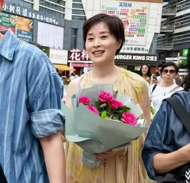 演員吳越逛昆明菜市場 貼近生活顯親和