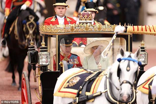 凯特王妃与子女一同在阳台观礼 王室温馨瞬间引关注