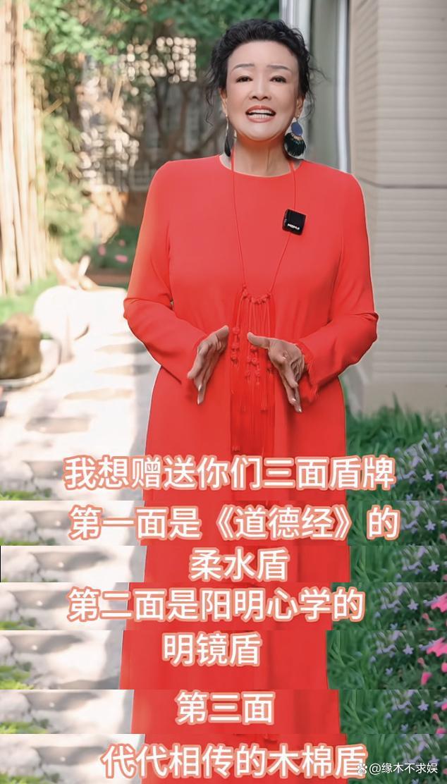 張?zhí)m穿旗袍現(xiàn)身兒子汪小菲婚禮 母愛滿滿送祝福