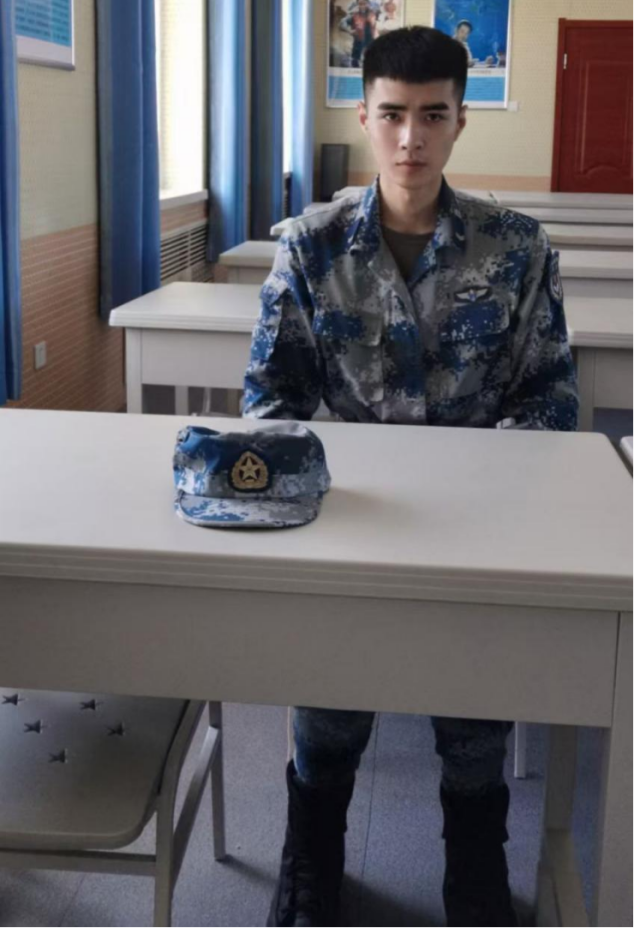 從軍裝到警服肩章在變信仰不改 初心未改守護(hù)平安