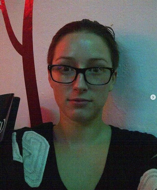 曾把胸隆炸的網(wǎng)紅在泰國墜亡 整形成癮悲劇收?qǐng)?/></p><p>Mary經(jīng)歷了多次高風(fēng)險(xiǎn)整形手術(shù)。她曾因非法注射導(dǎo)致臀部壞死，甚至用強(qiáng)力膠自行封住傷口；2023年更因隆胸手術(shù)胸部爆裂，一度只剩單邊胸部。長期的手術(shù)導(dǎo)致她無法閉合嘴巴、差點(diǎn)失明，還曾因感染引發(fā)敗血癥風(fēng)險(xiǎn)。</p><p>生前，Mary曾坦言對(duì)整容成癮感到疲憊與后悔，形容自己“被困在無止境的修補(bǔ)地獄”。她寫道：“這不再是冒險(xiǎn)，而是消耗生命。時(shí)間、金錢、健康，全都被掏空?！?/p>
            </div>
            <!-- /qudao/etc/endpage/ep_pagetop.shtml Start -->
<div   id=