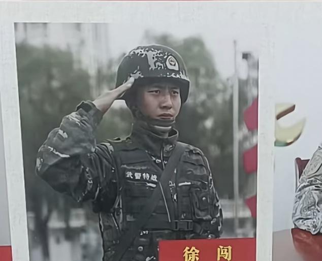 女子落入河中 武警战士纵身一跃救人 英勇事迹感动全城