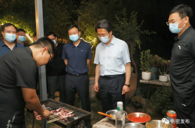 市委书记逛街“撸串”带头消费