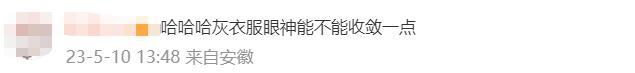 男子在酒局抱着女儿炫耀 女儿成为全桌羡慕的焦点