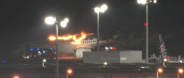 空中浩劫再添新素材！日本羽田机场载367人客机爆燃起火瞬间：滑行中炸成火球