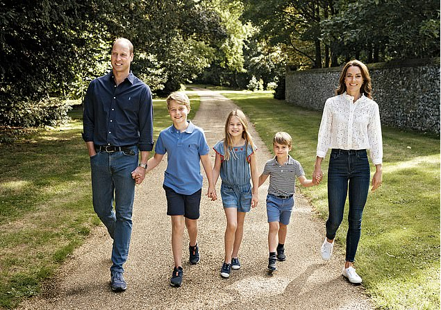 威廉（最左）和凯特（最右）带着他们的三个孩子，从左至右依次是乔治王子、夏洛特公主和路易斯王子 图源：英国《每日邮报》