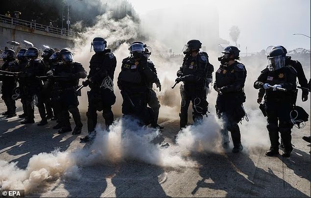 突發(fā),！洛杉磯爆發(fā)零元購,，2000國民警衛(wèi)隊進入！熟悉的一幕重演,！