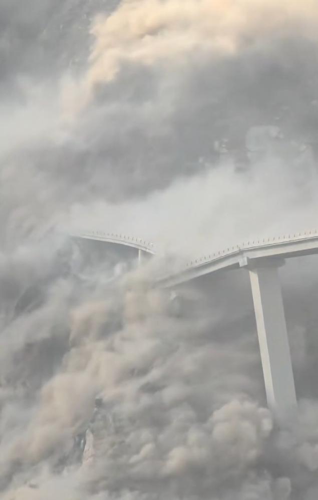 四川一特大桥垮塌 桥体坠河中 山体滑塌致路基引桥垮塌