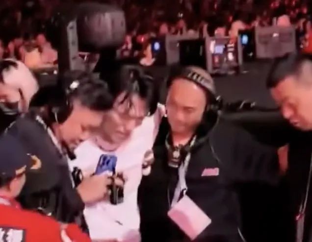 主办方就杨宗纬摔下舞台道歉 歌手报平安祈求母亲别看热搜