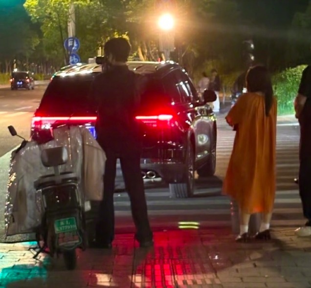 张凌赫深夜回南师大
