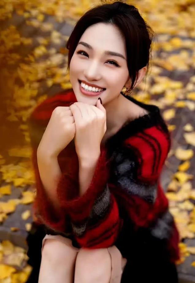 蓝羽，最美主持人，中国传媒大学校花，今天晚上金鸡奖和大家见面