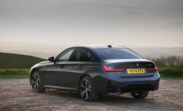 2025宝马 330e 混合动力车评测——更大的电池